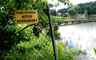 Kontrola pomostów i ogrodzeń na mazurskich jeziorach. Inspektorzy sprawdzają, czy nie jest łamane nowe prawo wodne